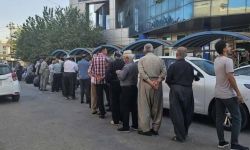 أعداد كبيرة من المتقاعدين في أربيل والسليمانية تتكدس أمام المنافذ بانتظار استلام رواتبهم.